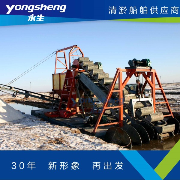 小型挖鹽船工作現場